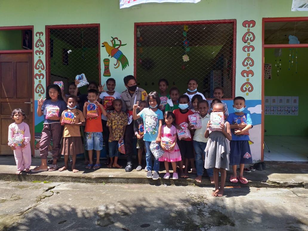 si ipar activity of noken community development unit bring police closer to kids of east koya paud 44424