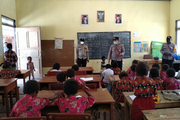 si ipar binmas noken deiyai ceriakan proses belajar adik adik sd yppk santo mikael waghete 13444