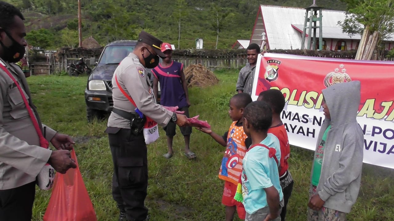 si ipar program noken community and society development holds teaching polisi pi ajar with obia kurulu inpres primary school children 43123