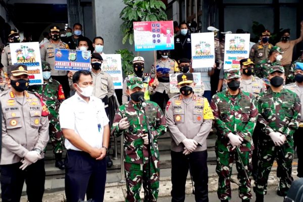 sidak di stasiun kota jakarta kapolda metro jaya bersama pangdam jaya bagikan masker gratis 30441