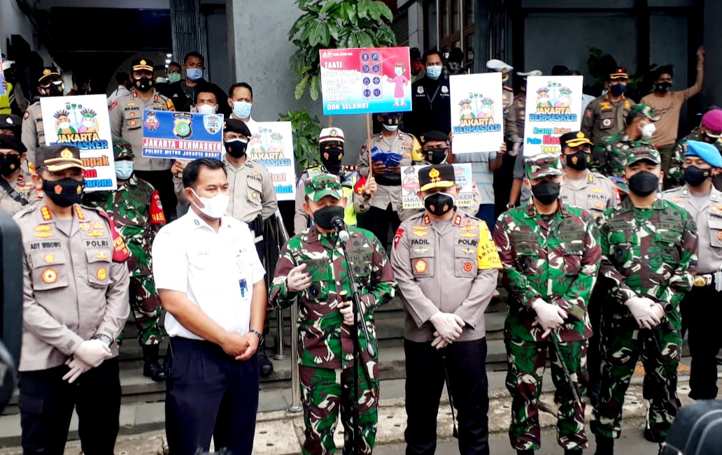 sidak di stasiun kota jakarta kapolda metro jaya bersama pangdam jaya bagikan masker gratis 30441