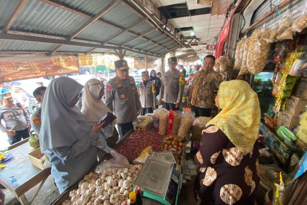 sidak ke pasar kapolda lampung dicurhati para pedagang yang keluhkan harga pangan naik 71141