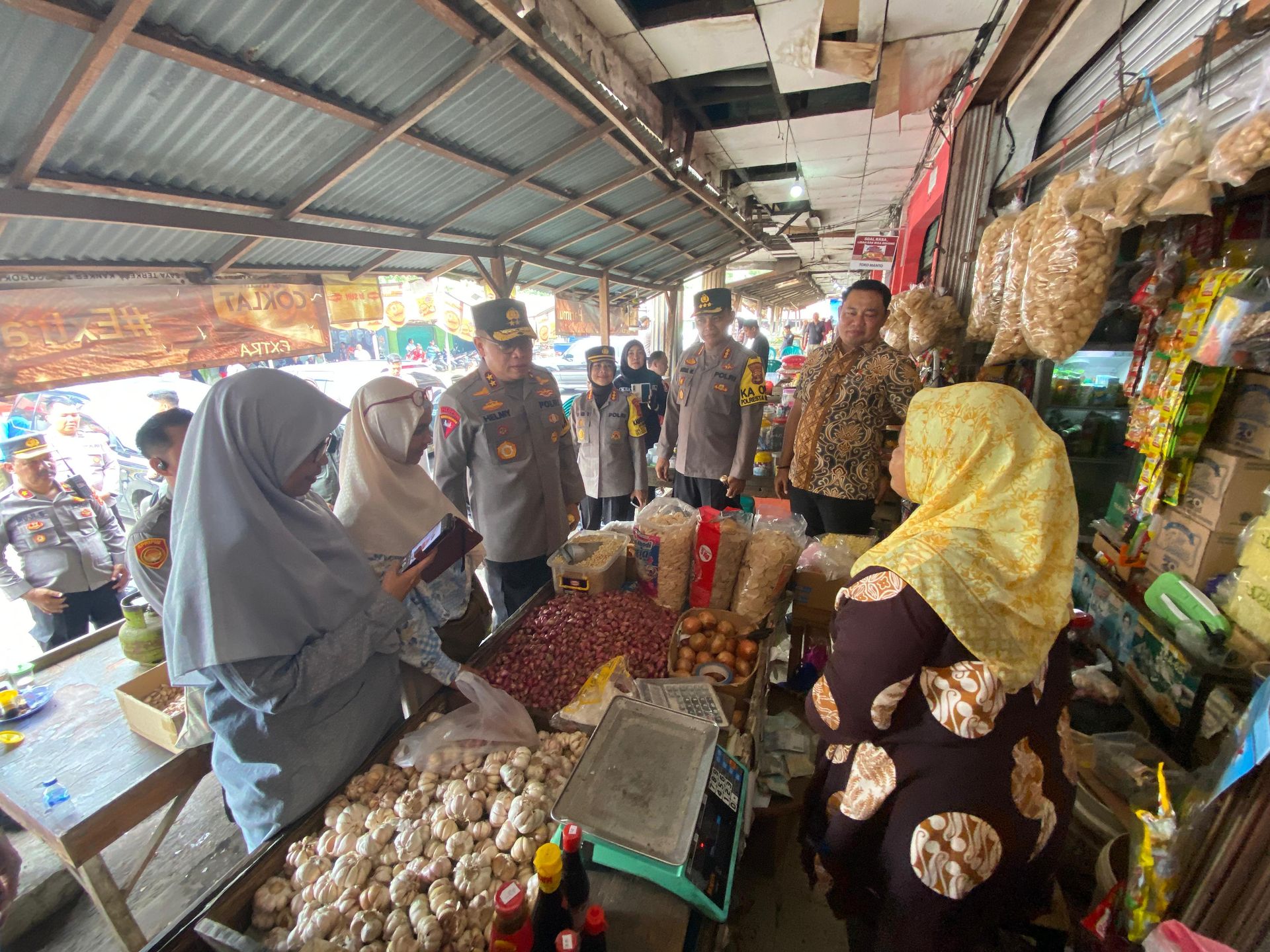 sidak ke pasar kapolda lampung dicurhati para pedagang yang keluhkan harga pangan naik 71141