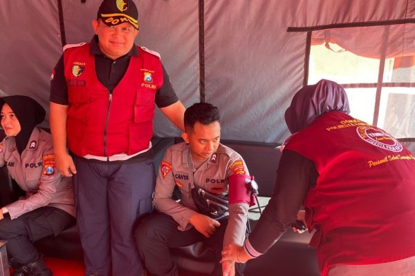 sidokkes polresta banyuwangi disiagakan untuk jaga kesehatan personel selama bertugas 74231