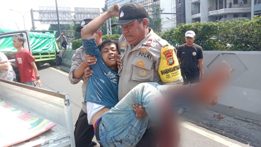 sigap polisi bantu korban lakalantas di palmerah 59565