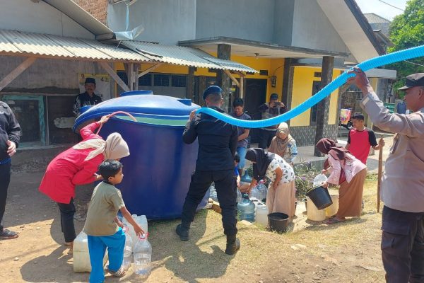 sigap polri bantu warga terdampak kekeringan di garut 63796