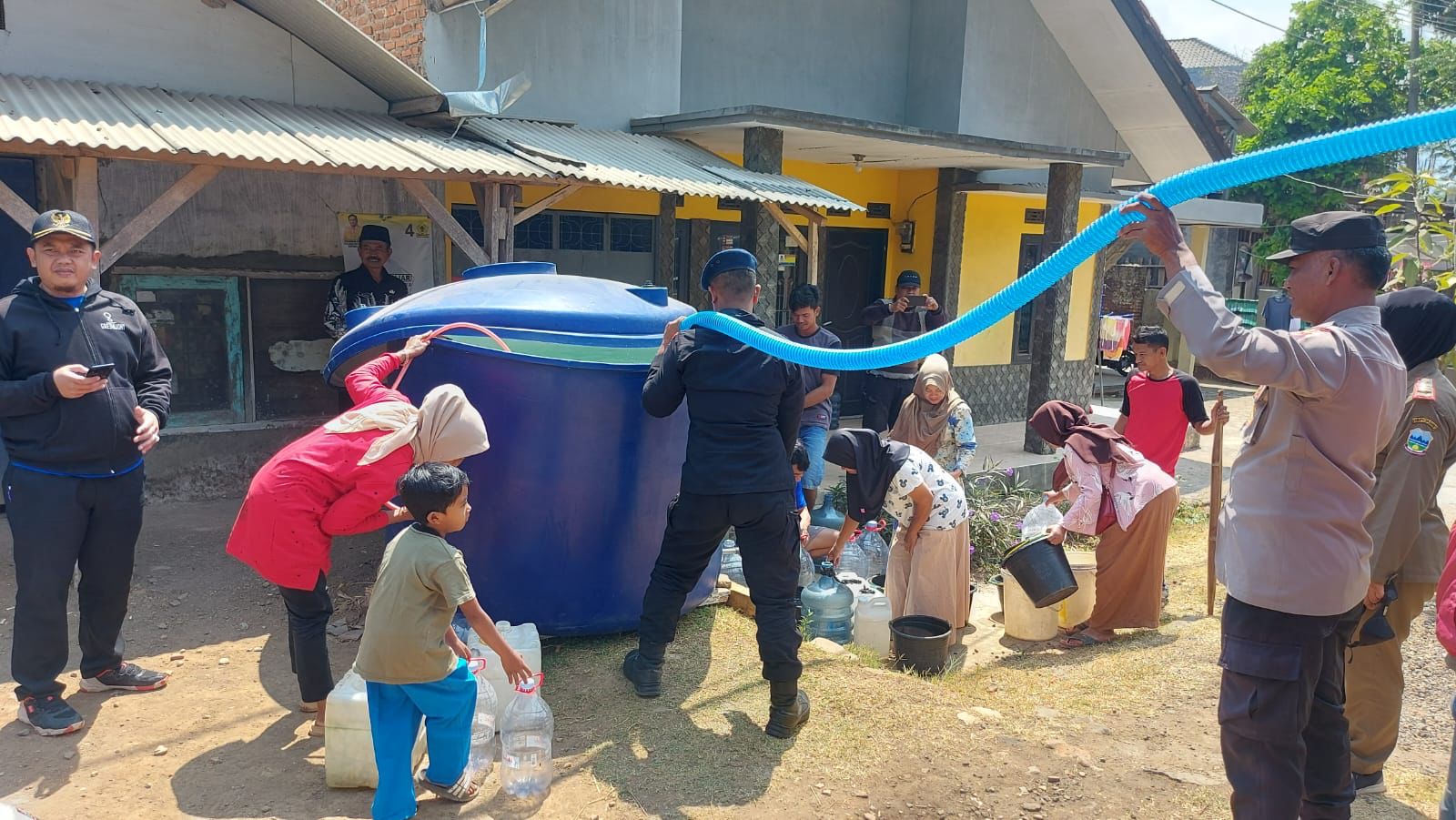 sigap polri bantu warga terdampak kekeringan di garut 63796