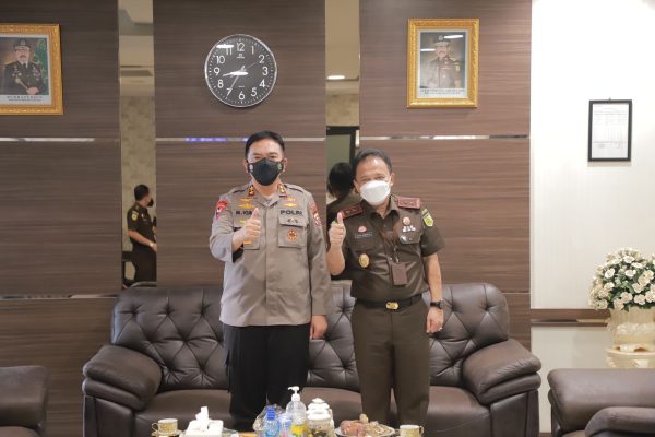 silaturahmi dengan kejati kapolda riau kejaksaan adalah mitra strategis dalam penegakan hukum 22740