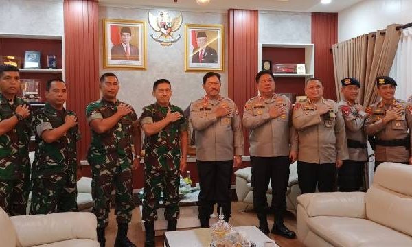silaturahmi di mapolda sulsel pangdam xiv hasanuddin bersama kapolda tingkatkan sinergitas dan soliditas 23244