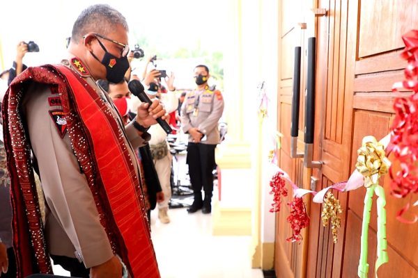 simbol kebhinnekaan kapolda sumut resmikan gereja oikumene dekat masjid di spn hinai 30636