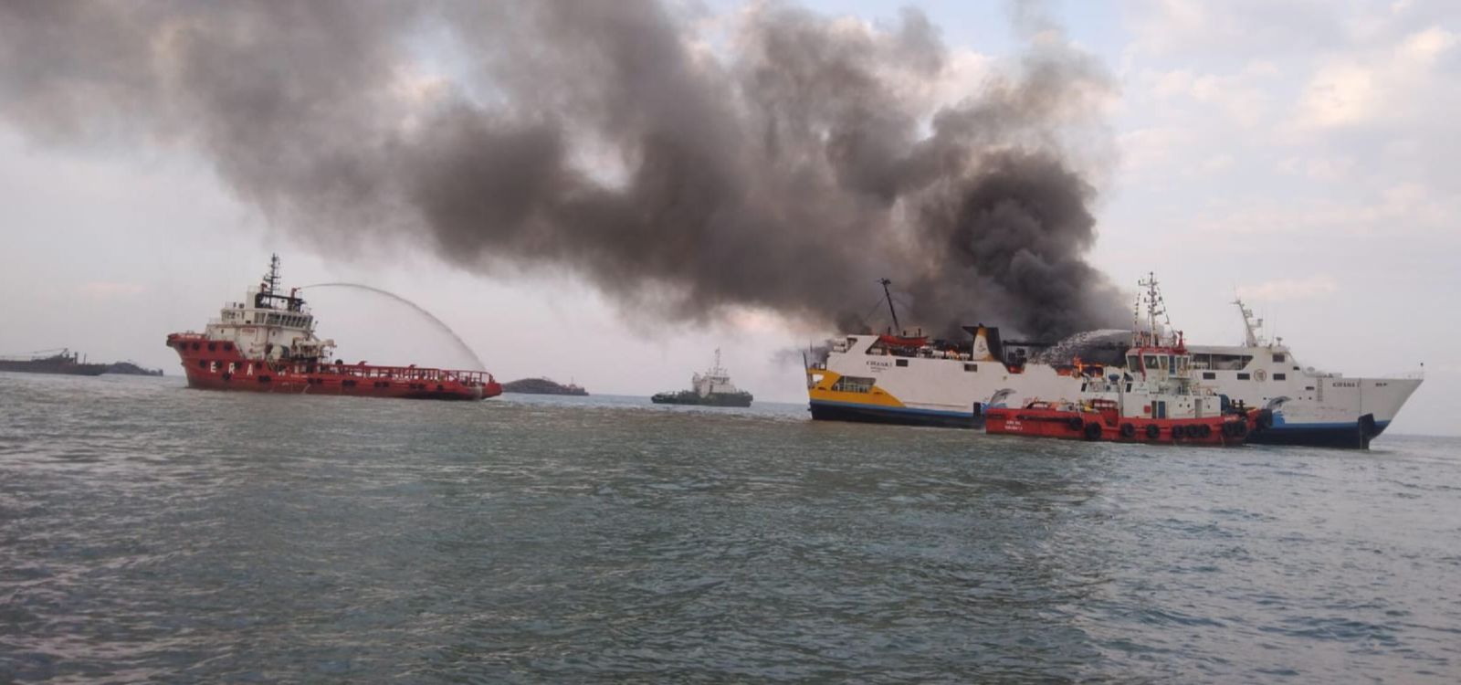 sinergi polairud polda jateng selamatkan 52 kru km kirana i yang terbakar di perairan semarang 77532