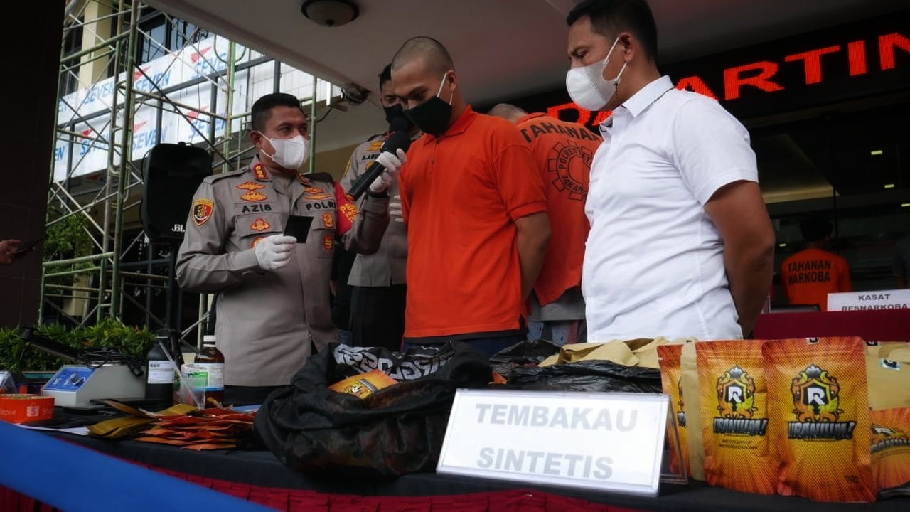 south jakarta departmental police raided drugs factory in bogor seized 150 kg of synthetic tobacco 39105