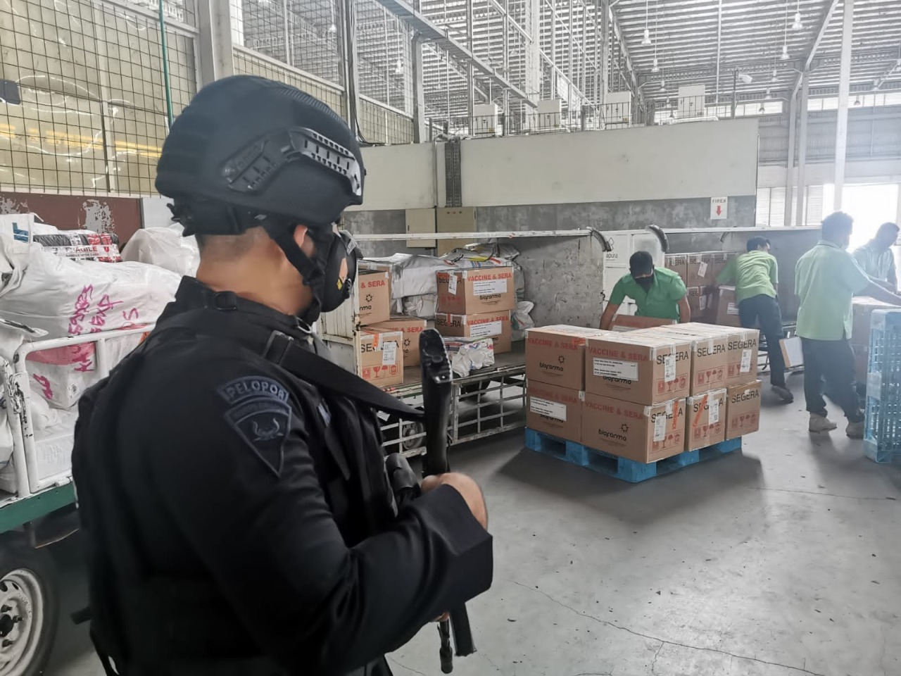 south sulawesi regional plice s mobile brigade unit escort arrival of 82865 vials of covid 19 vaccine to the south sulawesi provincial health office 41525