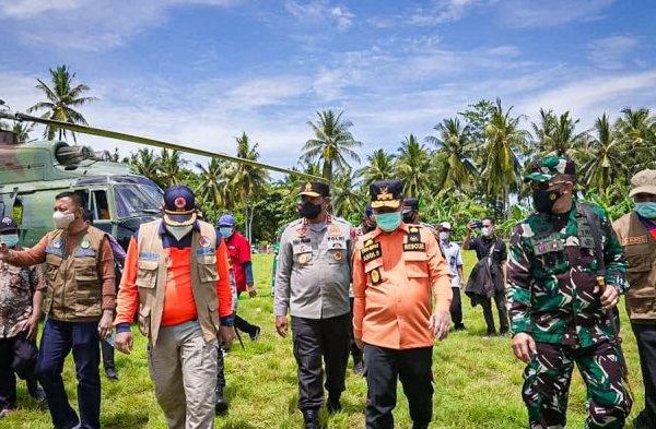 south sulawesi regional police chief and military regional command xiv hasanuddin visit the earthquake affected area in selayar 44567