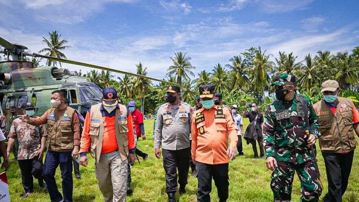south sulawesi regional police chief and military regional command xiv hasanuddin visit the earthquake affected area in selayar 44567