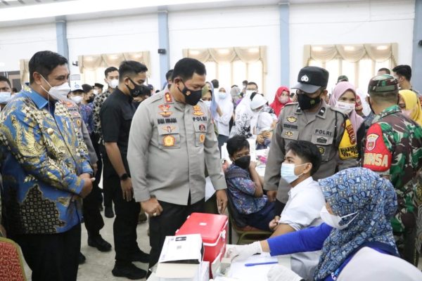 south sulawesi regional police chief directly observes student vaccinations in maros regency 44354