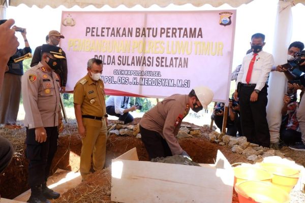 south sulawesi regional police chief lays the first stone for the construction of the lutim police and inaugurates the lutim national police flats 39228
