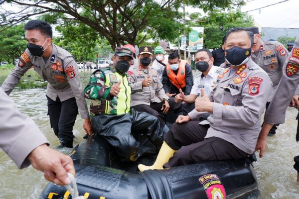 south sulawesi regional police chief monitors floods and ensure refugee needs are fulfilled 44484