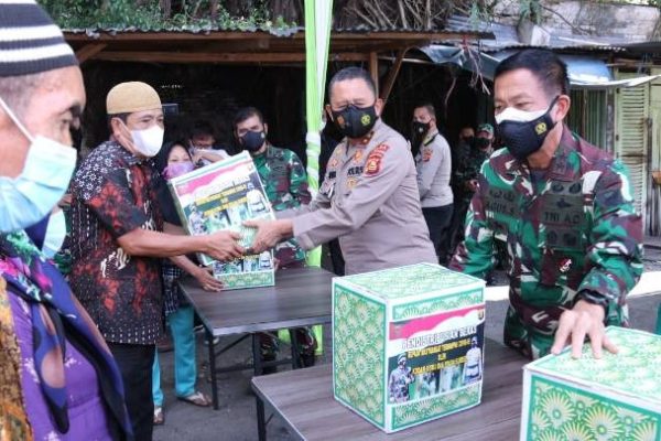south sumatra regional police chief and ii sriwijaya regional military commander provide basic food help people who implement independent isolation in palembang 40927