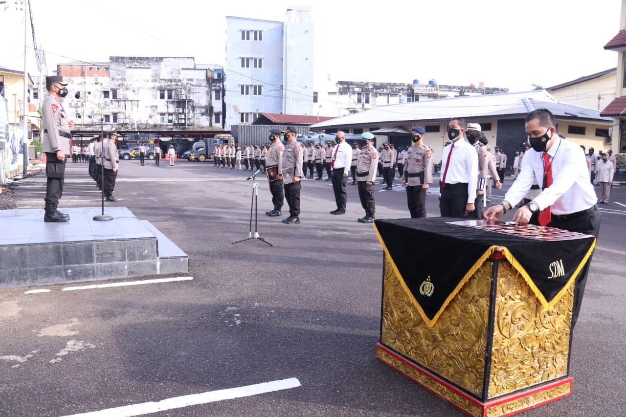 south sumatra regional police chief gives award for outstanding south sumatra regional police personnel 41590