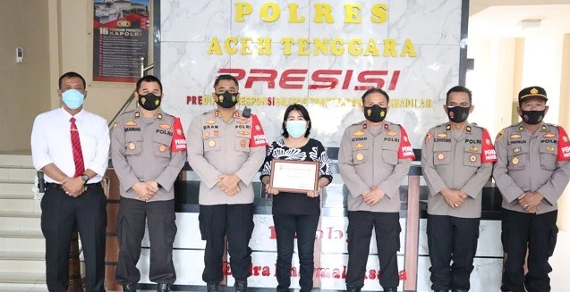 southeast aceh awarded a woman who actively helped vaccine acceleration 44967