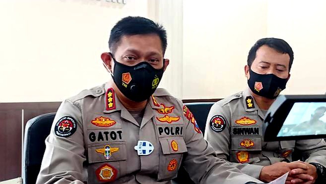 special detachment 88 anti terror national police strictly guards transfer of suspected terrorists from surabaya to jakarta 42826