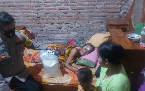 spryful hearing that the citizens are sick community police officers of gunung putri delivers vitamins and basic foods 43432