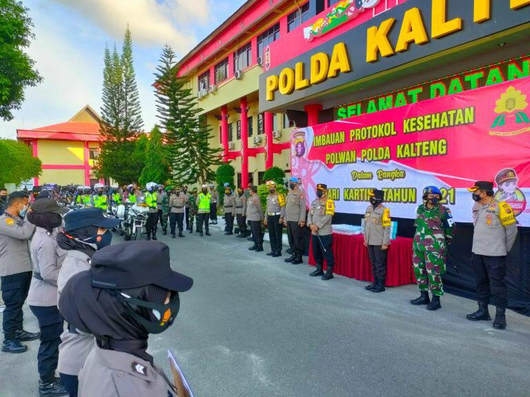 srikandi ditsamapta polda kalteng salurkan bantuan masker dan imbau prokes 9128