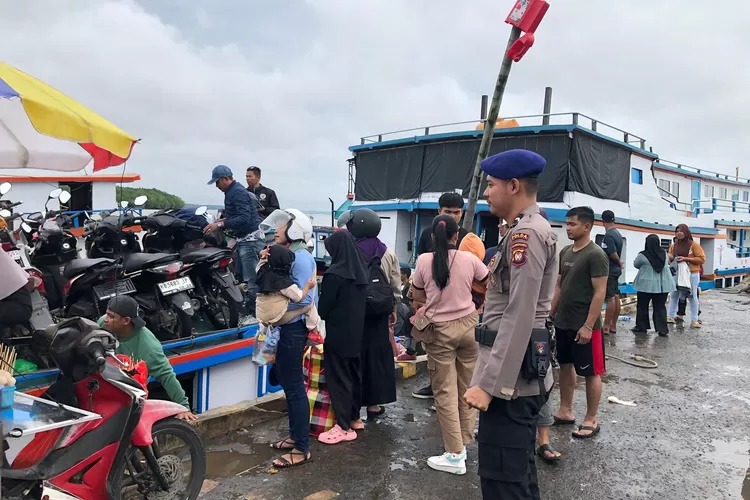 sub satgas polairud polda kalbar lakukan pengamanan arus balik mudik lebaran 2024 72644