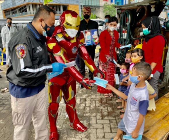 subdit harda ditreskrimum pmj gandeng iron man bagi bagi masker di pasar muara karang 11914