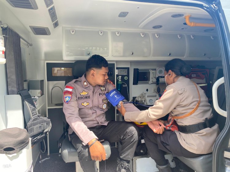 subsatgas dokkes omb polda ntt gelar pelayanan kesehatan untuk anggota pengaman pemilu 68189