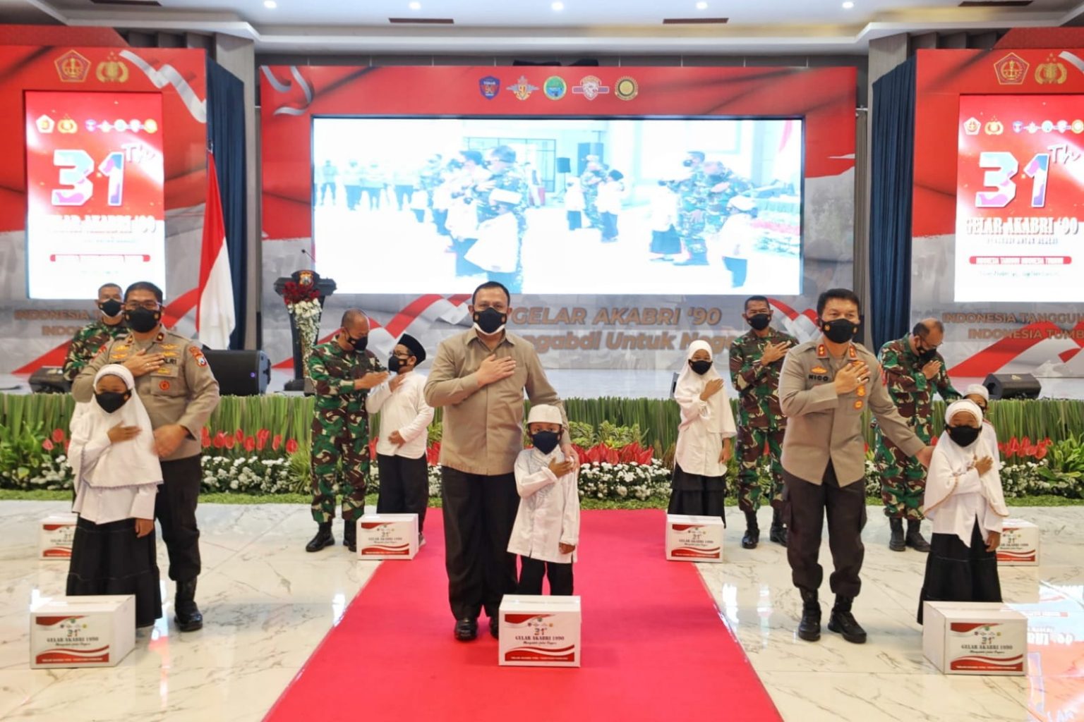 sudah bekerja keras dalam pengendalian covid19 komjen firli bahuri berikan penghargaan pada tni polri 24760