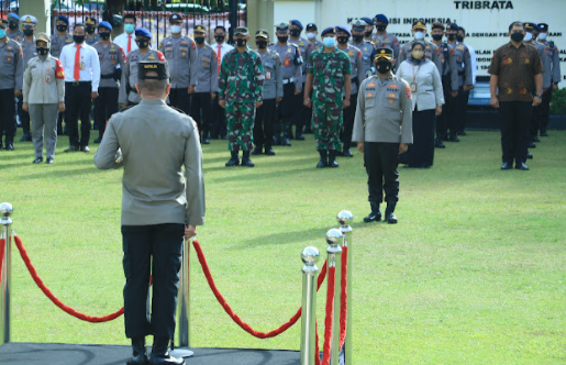 sukseskan akselerasi vaksinasi kapolda sumbar beri penghargaan kepada 204 anggota polri dan 6 anggota vaksinator dari tni dan anggota masyarakat 25122