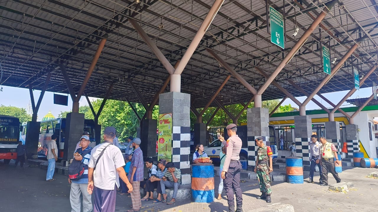 sukseskan kegiatan wwf ke 10 tni polri dan dishub patroli di kawasan terminal bus 74163