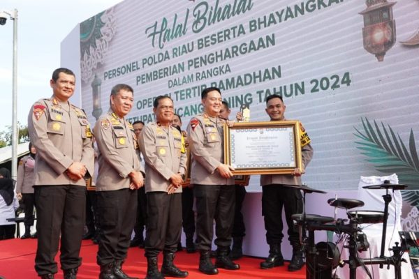 sukseskan ops tr dan ketupat lk 2024 kapolres inhu terima penghargaan dari kapolda riau 72957