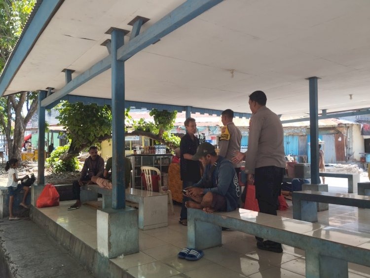 sukseskan pilkada serentak kota kupang subsatgas binmas ops mantap praja sambangi warga di terminal llbk 79471