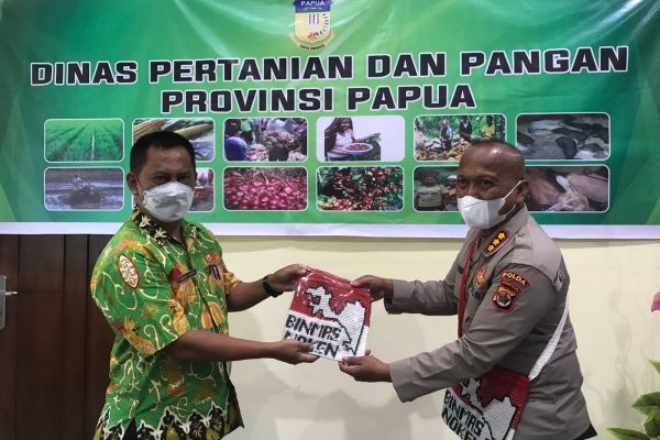 sukseskan program kasuari satgas ops damai cartenz jalin kerjasama dengan dinas pertanian dan pangan 9967