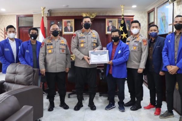 sukseskan program vaksinasi nasional kapolda aceh terima penghargaan dari fpma 25249