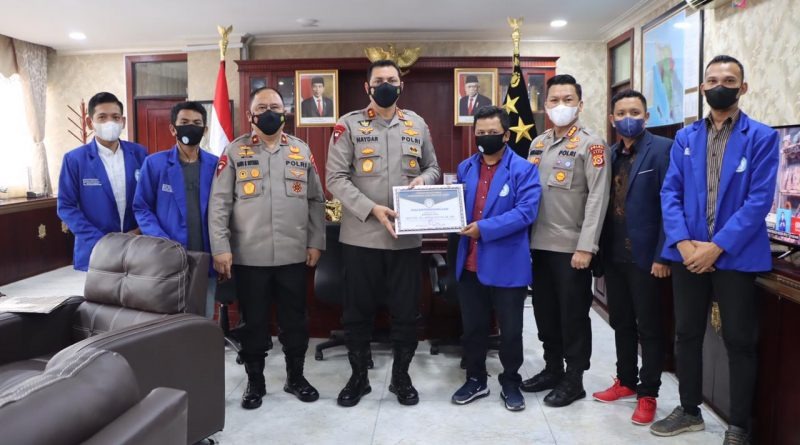 sukseskan program vaksinasi nasional kapolda aceh terima penghargaan dari fpma 25249