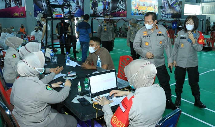 suppressing the spread of covid 19 the west sumatra regional police organized free vaccinations 28967