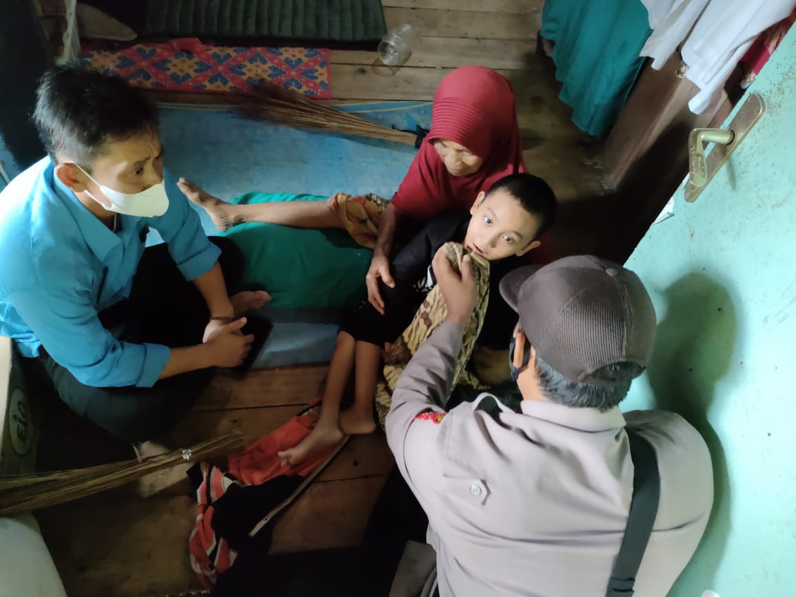 surade police visit the boy who got bedridden since birth 44931