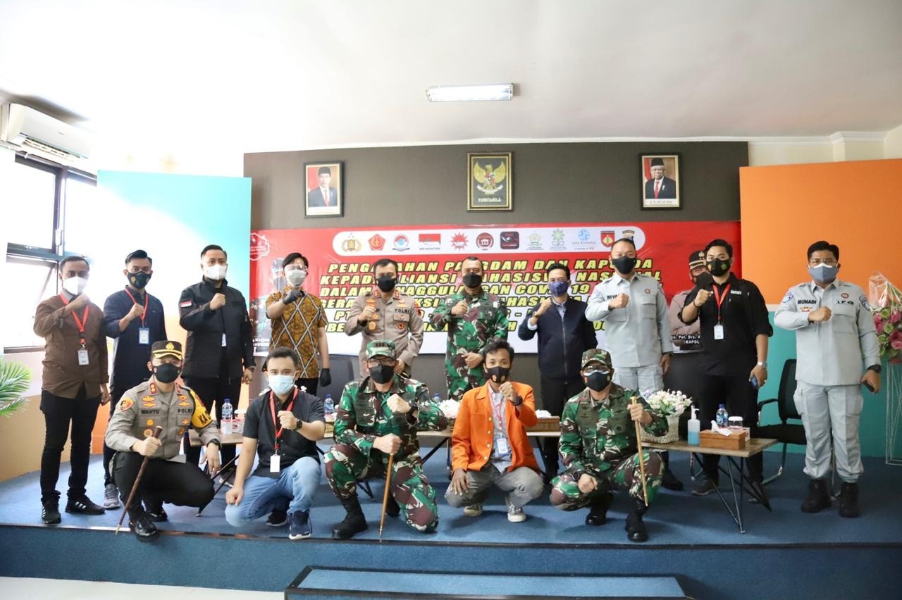 synergy of national armed forces and national police forms of acceleration efforts to accelerate vaccination and distribution of aid in surakarta 40998