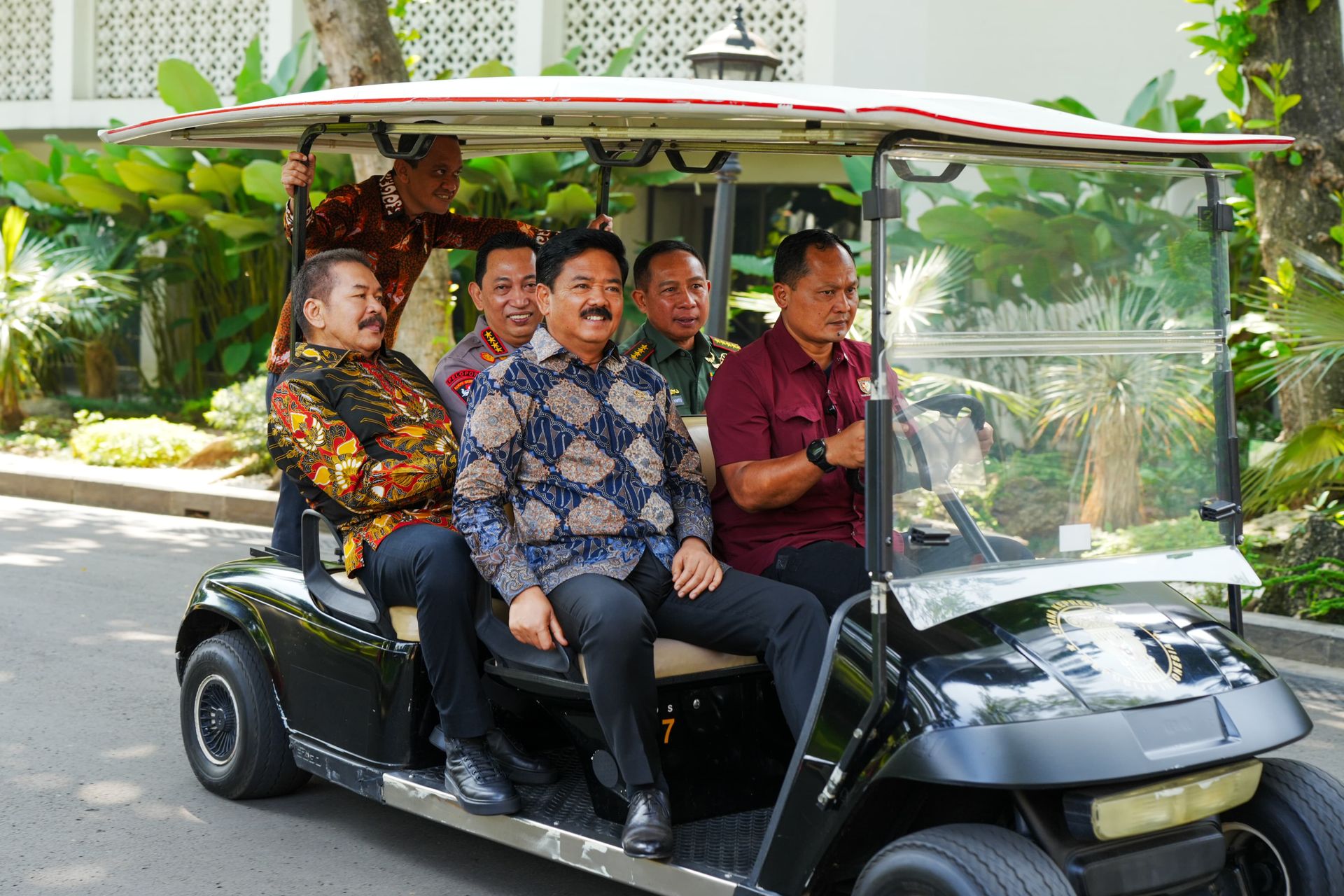 tak ada masalah jaksa agung dan kapolri tunjukan keakraban 74536