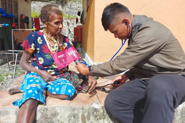 tanpa lelah melayani kesehatan masyarakat papua binmas noken kembali gelar keladi sagu di sugapa intan jaya 45644