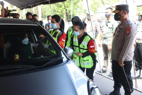 targeting 1000 doses central kalimantan regional police holds drive thru vaccination again 43269