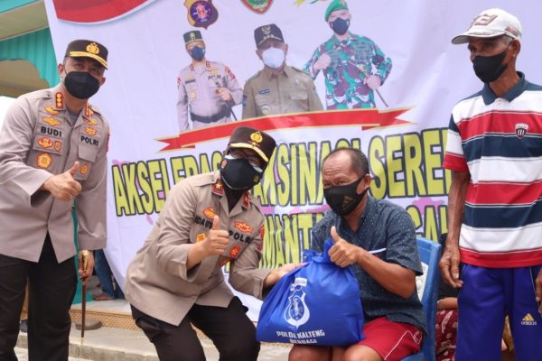 targetkan 300 dosis polda kalteng gelar vaksinasi massal dan bagikan bansos kepada masyarakat 89