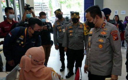 targetkan 70 persen vaksinasi di bulan mei kapolda kalbar tinjau vaksinasi di politeknik negeri pontianak 45233
