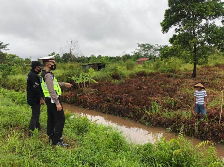 team of standby forest and land fires of the central kalimantan regional police keep a dialogical patrol to prevent fires 38823