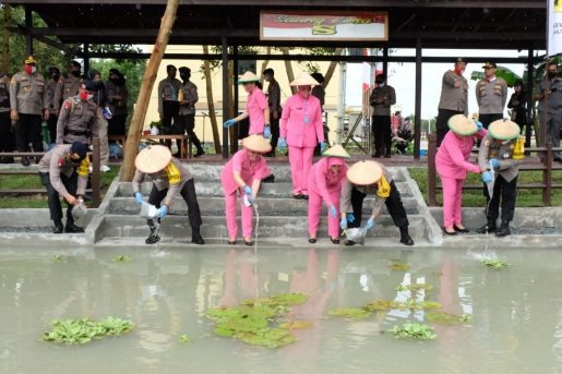 tebar bibit tanaman dan benih ikan kapolda kalteng ajak masyarakat dukung program pangan nasional 11143
