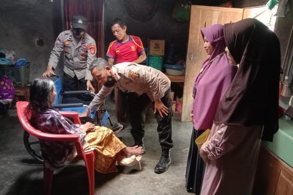 tebarkan kepedulian polres way kanan salurkan bansos dan kursi roda kepada warga 49623